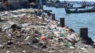 Buang Sampah di Pantai Sampangan, Warga Muncar Banyuwangi Diamankan Pos AL