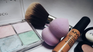 Brush vs Sponge Saat Make Up, Mana yang Lebih Oke Buat Aplikasi Foundation?