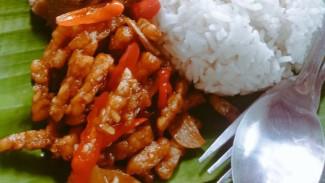 Resep Tempe Orek Lekoh Pedas Manis Gurih, Nasi Jadi Semakin Lezat!