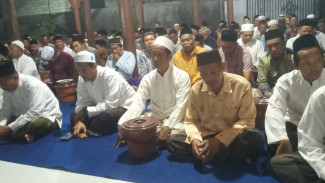 Haul ke-20 KH. Muchtarom dan ke-4 Nyai Dewi Kamilatun, Ratusan Jamaah Khusyuk Kirim Doa di Bimorejo