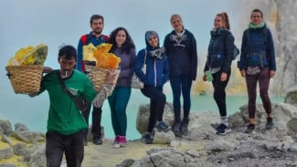 Daya Tarik Blue Fire Kawah Ijen Dongkrak Ekonomi Banyuwangi hingga ke Mancanegara