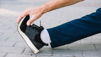 7 Cara Mudah dan Ampuh Mengatasi Sepatu Kebesaran Agar Pas di Kaki!