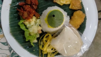 8 Etika Makan Kerupuk Agar Tidak Memalukan