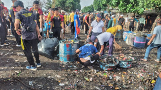 Tanggapi Video Viral Sampah Laut, Forpimka Muncar Turun Tangan Bersama Nelayan dan Warga Bersihkan Pantai Sampangan