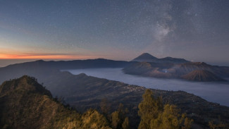 Langit Penuh Bintang! Ini 6 Tempat Melihat Milky Way Terbaik di Indonesia
