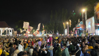 Dari Pelosok Desa hingga Luar Kota, Ribuan Jamaah Padati Pengajian Umum dan Sholawat Bersama di Alun-alun Situbondo