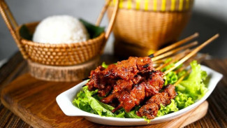 Makan Siang Makin Greget dengan Sate Rembiga Ayam dan Plecing Kangkung, Yuk Buat!