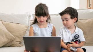 8 Cara Halus Mengalihkan Anak dari Gadget Tanpa Drama Tangisan!