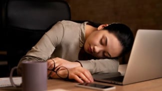 Malas Bukan Salahmu? Ini 3 Alasan Psikologis Kenapa Lo Nggak Punya Mood Ngerjain Apa-Apa!