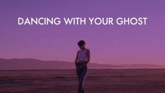 Makna Lagu Dancing With Your Ghost oleh Sasha Alex Sloan yang Sukses Bikin Baper