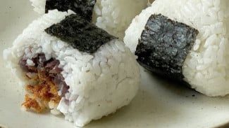 Cuma Modal Nasi dan Abon, Kamu Bisa Bikin Onigiri Seenak di Jepang!