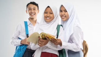 Sekolah Itu Bukan Cuma Duduk di Kelas! Ini 7 Alasan Kenapa Kamu Harus Sekolah (Menurut Ki Hajar Dewantara)