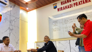Kasat Reskrim Polres Situbondo, AKP Agung saat menjelaskan kronologi