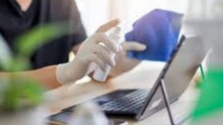 Layar Laptop Tetap Kinclong Dan Aman Tanpa Cairan, Ini Tips Atau Cara Membersihkan Yang Wajib Kamu Coba