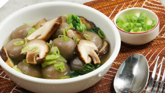 Resep Cilok Isi dengan Kuah Kaldu Sayur Jamur, Camilan Mengenyangkan yang Bikin Nagih