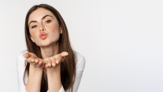 Mengatasi Bibir Kering, 6 Alternatif Perawatan Bibir Tanpa Mengandalkan Lip Balm