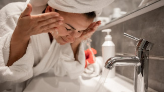 Tips Mencuci Muka, Lebih Baik Air Dingin atau Air Panas?