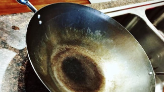 Wajan Sekotor Apapun Bisa Kinclong Lagi! Ini 7 Cara Ampuh Usir Kerak Membandel!