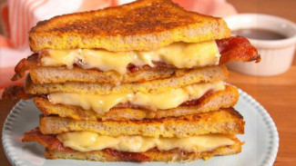 Roti Panggang Gula Aren, Camilan Manis Gurih dengan Sentuhan Keju Lumer yang Bikin Nagih!