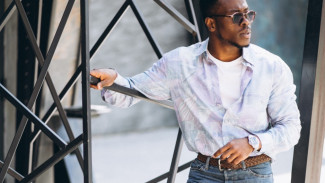 Tips Fashion Buat Pria Berkulit Gelap, Biar Tampil Keren dan Percaya Diri