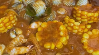 Serunya Habiskan Weekend Bareng Keluarga dengan Seafood Tumpah Saus Pedas Manis!