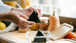 Bikin Bekal Makin Seru! Ini 5 Resep Onigiri dengan Isian Variatif yang Anti Bosan