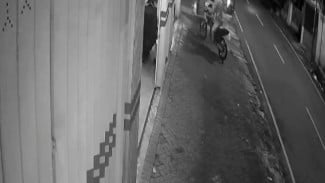 Motor Trail Dicuri, Aksi Dua Pemuda Terekam CCTV di Jember