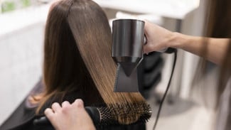 Benarkah Wanita Dilarang Meluruskan Rambut dalam Islam? Ini Kata Buya Yahya