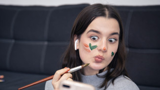 Trik Makeup Wajah Berjerawat, Tetap Cantik Tanpa Memperparah Kondisi Kulit