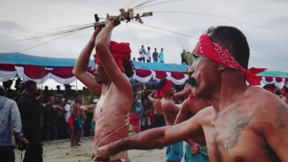 Atraksi Pukul Sapu Lidi, Budaya Unik dari Maluku