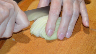 Mengapa Kita Bisa Menangis Saat Mengiris Bawang Bombai?