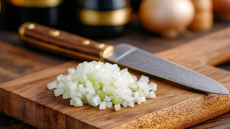 No Drama! Potong Bawang Bombai Tanpa Nangis dengan 5 Cara Ini