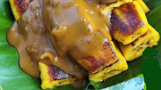 Pisang Gapit Jajanan Pisang Bakar Berkuah Santan Gula Merah