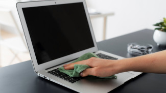 Jangan Asal Lap! Begini Cara Membersihkan Laptop yang Benar Biar Nggak Cepat Rusak