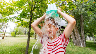 Mengapa Ice Bucket Challenge Kembali Viral? Simak Penjelasan Ini!