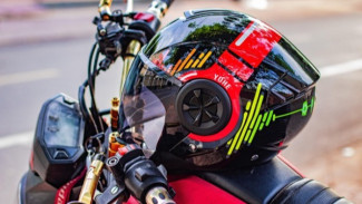 Atasi Helm Berjamur dan Bau Apek