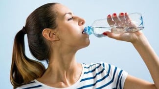 5 Kebiasaan Minum yang Bisa Ganggu Pencernaan