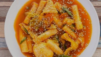 Resep Ala Korea Tteokbokki Pedas, Kue Olahan Beras Yang Lezat