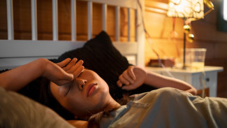Terang vs Gelap? Mengupas Tuntas Dampak Tidur Malam dengan Lampu Menyala