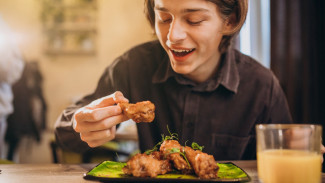 5 Alasan Ilmiah Makan dengan Tangan Lebih Bermanfaat