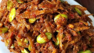Meledak Gurihnya! Sambal Teri Petai yang Bikin Nasi Sebakul Ludes
