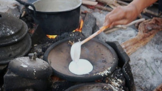Oleh Oleh Kue Serabi Khas Indramayu, Kue Tradisional Langka Yang Ngebuat Kamu Gakan Nyesel Bawa Ke Orang Rumah