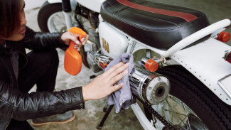 Jangan Cuek! Ini 4 Bahaya Fatal Jika Motor Tak Langsung Dicuci Setelah Kena Hujan