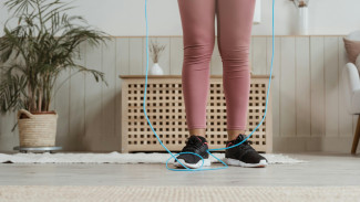Males Nge-Gym? 10 Latihan di Rumah yang Ampuh Turunkan Berat Badan Cepat