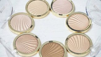 5 Cara Memilih Bedak Sesuai Warna Kulit agar Tampak Alami