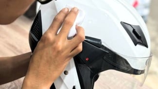 Bebas Bau Apek! Ini Dia Cara Jitu Merawat Helm Kesayanganmu