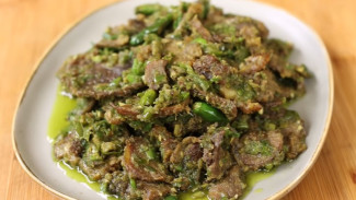 Tumis Daging Cabe Ijo, Pedesnya Bikin Nagih Gak Ada Obat!