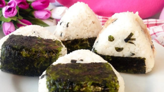 Onigiri, atau nasi kepal khas Jepang, telah lama menjadi camilan favorit karena praktis dan lezat. Namun, tahukah Anda b