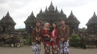 Candi Plaosan Serunya Wisata Pakai Batik Sambil Gowes