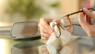 7 Tips Merawat Frame Kacamata agar Tidak Mudah Patah